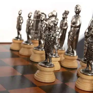 Silberne Schachfiguren mit römischen Soldaten in Nahaufnahme
