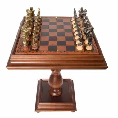 Empire-Lounge-Spieltisch auf Mittelfuß mit Schachbrett und Figuren im Römer-Design