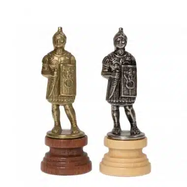 Läufer des Schachspiels aus goldenem und silbernem Metall, Legionärsfiguren