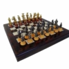 Set "Lanzichenecchi" Schachbrett aus Nussbaum- und Ahornholz & Schachspiel aus Metall und Massivholz