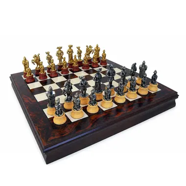 Set "Lanzichenecchi" Schachbrett aus Nussbaum- und Ahornholz & Schachspiel aus Metall und Massivholz