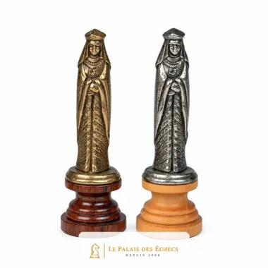 Damenfiguren des mittelalterlichen Schachspiels, goldene und silberne Version nebeneinander