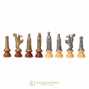 Komplettes mittelalterliches Schachspiel, Figuren aus goldenem und silbernem Metall auf Holzsockel