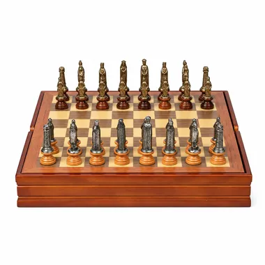 Komplettes Medieval II Set mit Holzschachbrett und massiven Metallfiguren, Gesamtansicht
