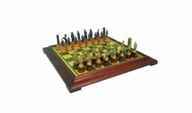 Set "Römer vs. Barbaren M&B" Schachbrett auf Fuß aus Massivholz mit Messing-Effekt & Schachspiel aus Metall und Massivholz