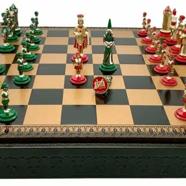 Camelot Schachfiguren aus handbemaltem Metall auf dem Schachbrett angeordnet