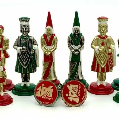 Nahaufnahme der Camelot Schachfiguren mit Rittern und mittelalterlichen Figuren