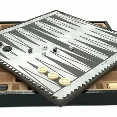 Backgammon-Spielfeld aus Kunstleder mit Würfeln, Steinen und graviertem Rand