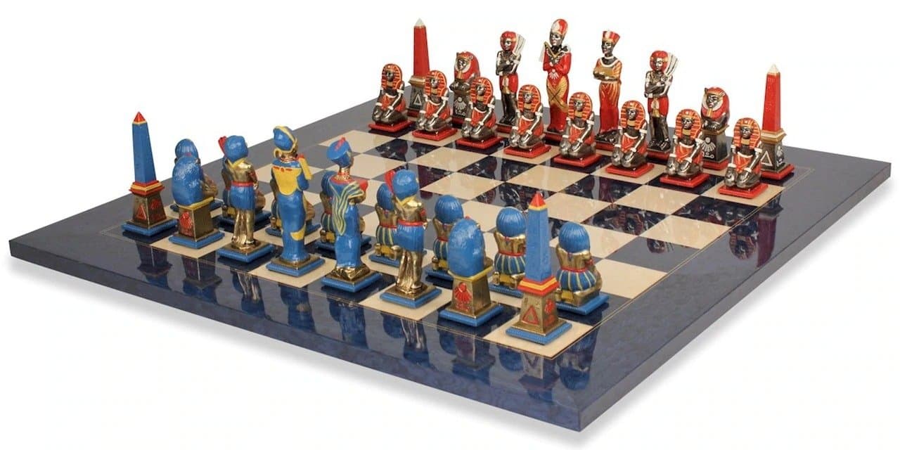 Schachspiel Ägyptische Schachfiguren aus Metall und Schachbrett aus Holz Blau