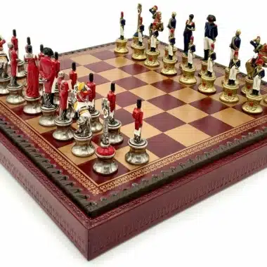 Set Napoleon III Schachbrett aus rotem Kunstleder und handbemaltes Schachspiel aus Metall