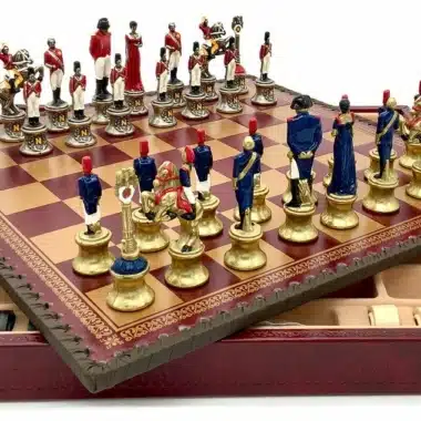 Set Napoleon III Schachbrett aus rotem Kunstleder und handbemaltes Schachspiel aus Metall – Bild 2