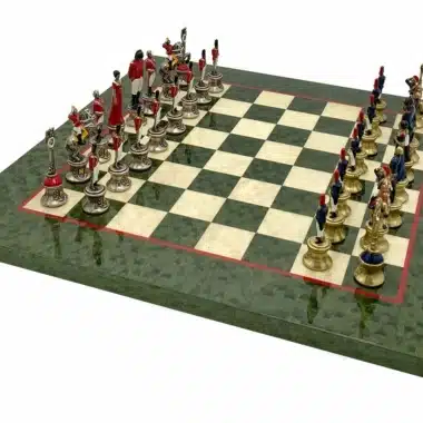 Napoleon III High-End-Set Schachbrett aus grün marmoriertem Ahornholz und handbemaltes Schachspiel aus Metall