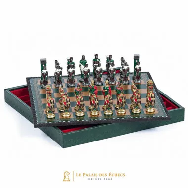 Geöffnete Box mit Schachbrett und bemalten Figuren, rotes Innenfutter