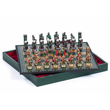 Geöffnete Box mit Schachbrett und bemalten Figuren, rotes Innenfutter