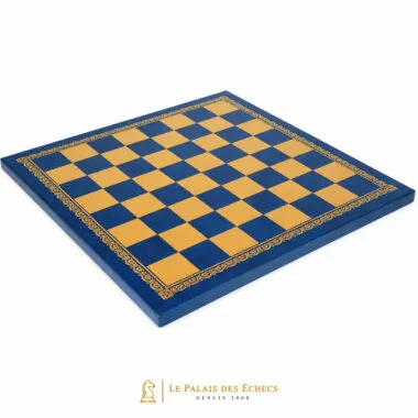 Schachbrett aus blauem Kunstleder mit gravierter goldener Bordüre, Gesamtansicht