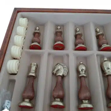 Schachfiguren in den Filzfächern der Aufbewahrungsbox verstaut
