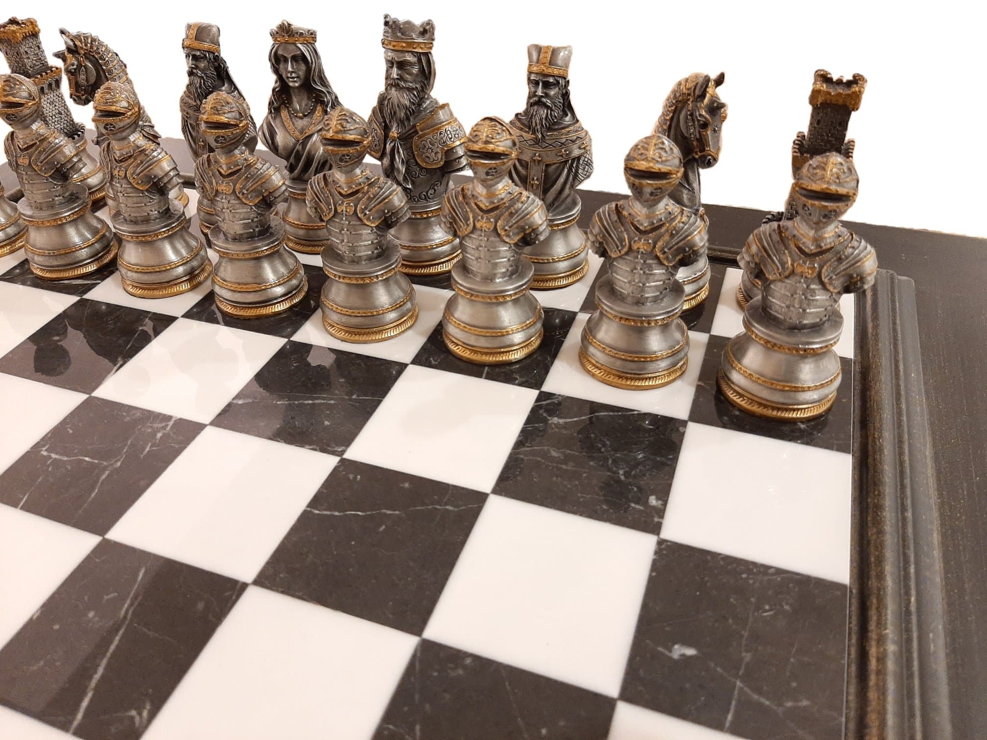 Italienisches Schachbrett und Schachspiel aus gold- und silberbeschichtetem Zinn im Mittelalter