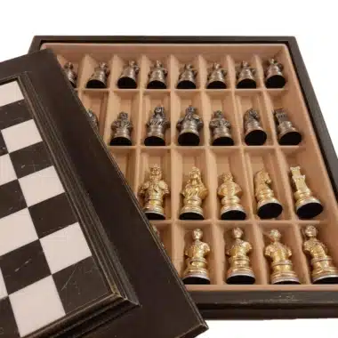 Alternative view of Mittelalterliches Büstenset der Spitzenklasse III Holzschachbrett Alabasterspielbrett und Schachspiel aus vergoldetem und versilbertem Zinn