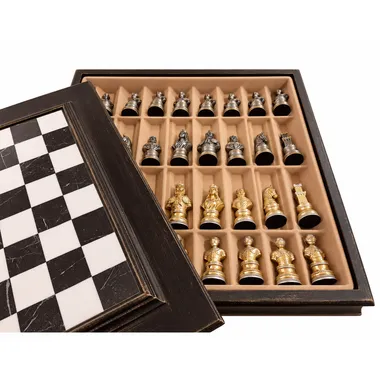 Geöffnete Box mit den Zinnfiguren in ihren Fächern
