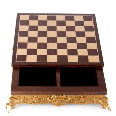 Alternative view of Schachbrett auf goldenem Metallfuß und massivem Holzbrett mit Stauraum