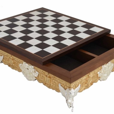 Schachbrett auf Metallfuß mit vergoldetem Metall und Massivholz mit Stauraum