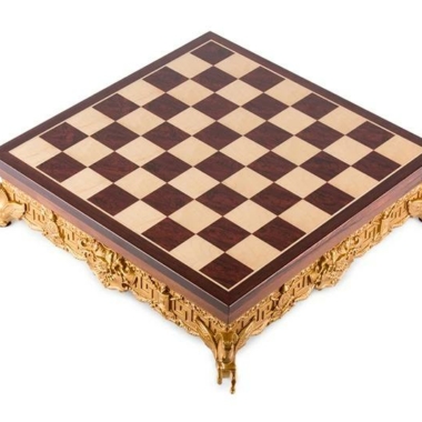 Schachbrett auf goldenem Metallfuß und massivem Holzbrett mit Stauraum