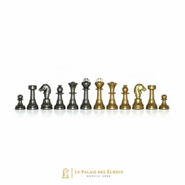 Schachfiguren aus massivem Messing in Silber und Gold, frontal aufgereiht