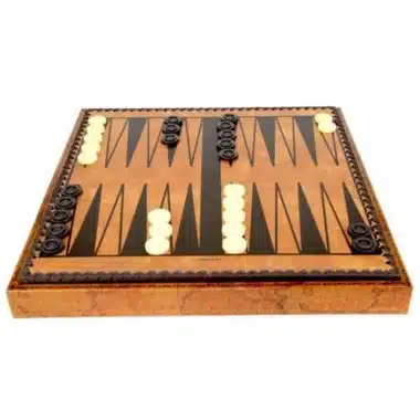 Intarsienbrett mit aufgebautem Backgammon-Spiel, schwarze und weiße Steine platziert