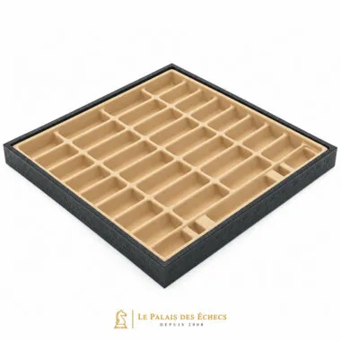 Aufbewahrungsbox innen mit Fächern für die Metallfiguren