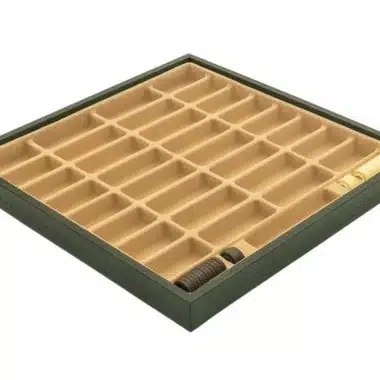 Geöffnete Aufbewahrungsbox mit leeren Fächern für die Schachfiguren