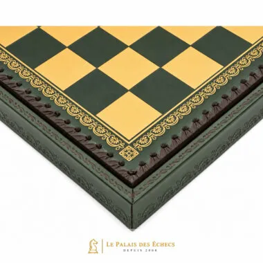 Schachbrett aus grünem Kunstleder, Detail einer Ecke mit goldenen Mustern