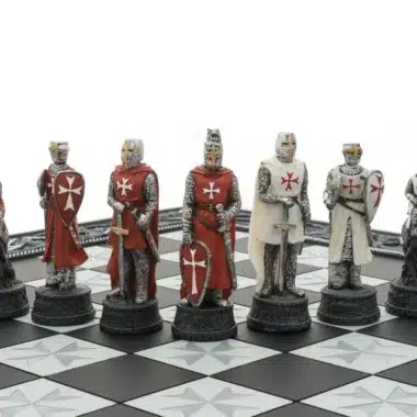 Aufgereihte Templer-Schachfiguren, rote und weiße Ritter aus handbemaltem Harz