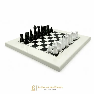 Komplettes Pyramide Moderne Set, konische schwarze und weiße Figuren auf lackiertem Schachbrett