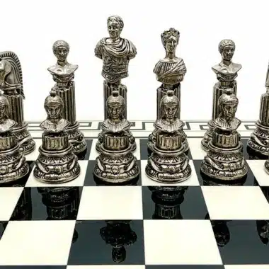 Silberne Figuren Empire Romain III mit geschnitzten römischen Büsten auf dem Brett