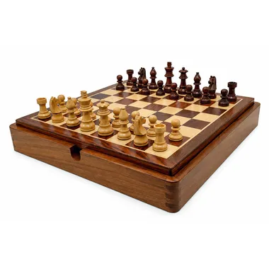 Geöffnete Holzbox mit aufgestellten Schachfiguren, Seitenansicht