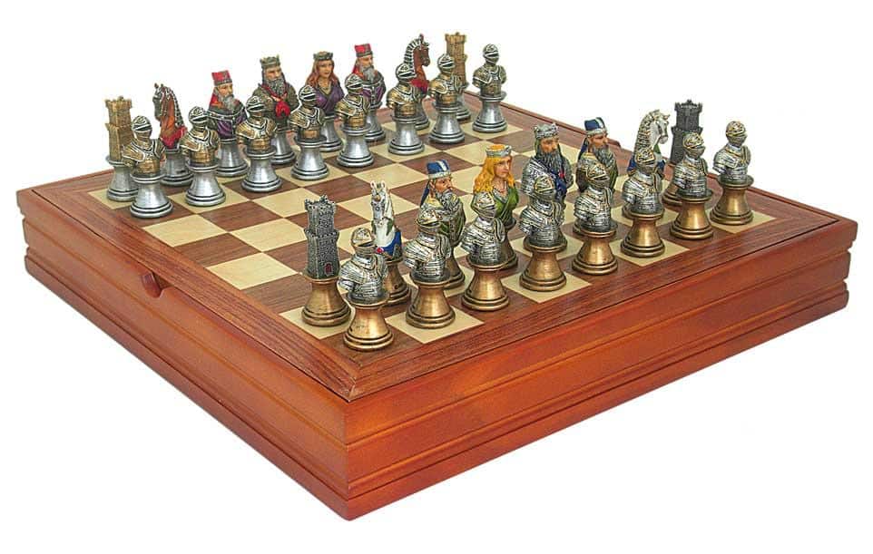 Set Mittelalterliche Büste Schachbrett aus Ahorn- und Walnussholz & Schachspiel Handbemalt aus Harz