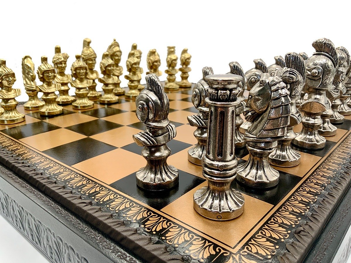 Römisches Schachspiel und Schachbrett auf einem Fuß aus geschnitztem Holz