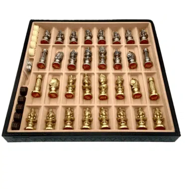 Geöffnete Aufbewahrungsbox mit goldenen und silbernen Figuren in ihren Fächern