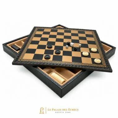 Geöffnetes Schachbrett mit Damesteinen und Würfeln auf der Spielfläche