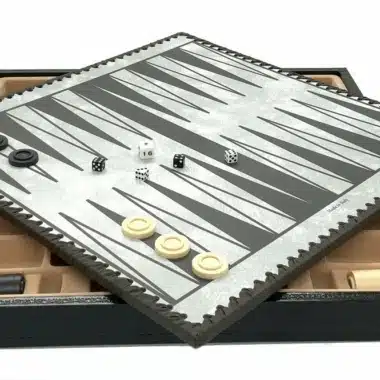 Umgedrehte Box als Backgammon-Brett mit Steinen und Würfeln