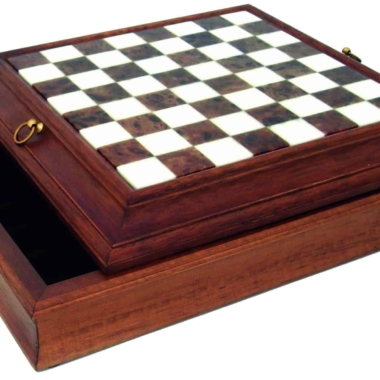 Schachbrett aus Massivholz und Alabaster mit Stauraum und Ringen