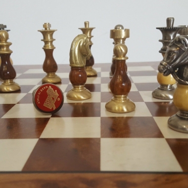 Alternative view of Französisches Set III Schachbrett aus Ulmen- und Heideholz & Schachspiel aus Holz und Messing