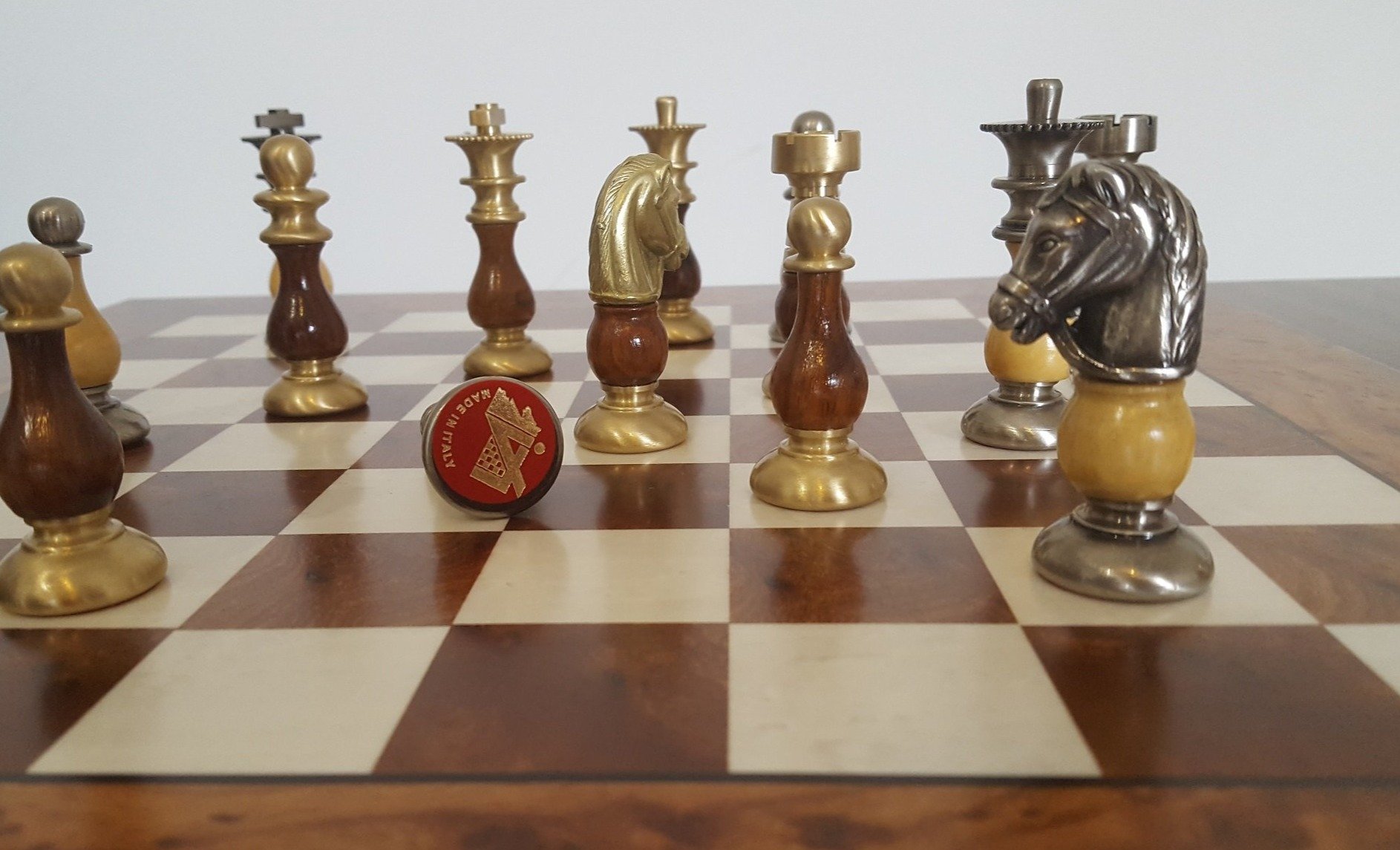 Französisches Set III Schachbrett aus Ulmen- und Heideholz & Schachspiel aus Holz und Messing – Bild 2