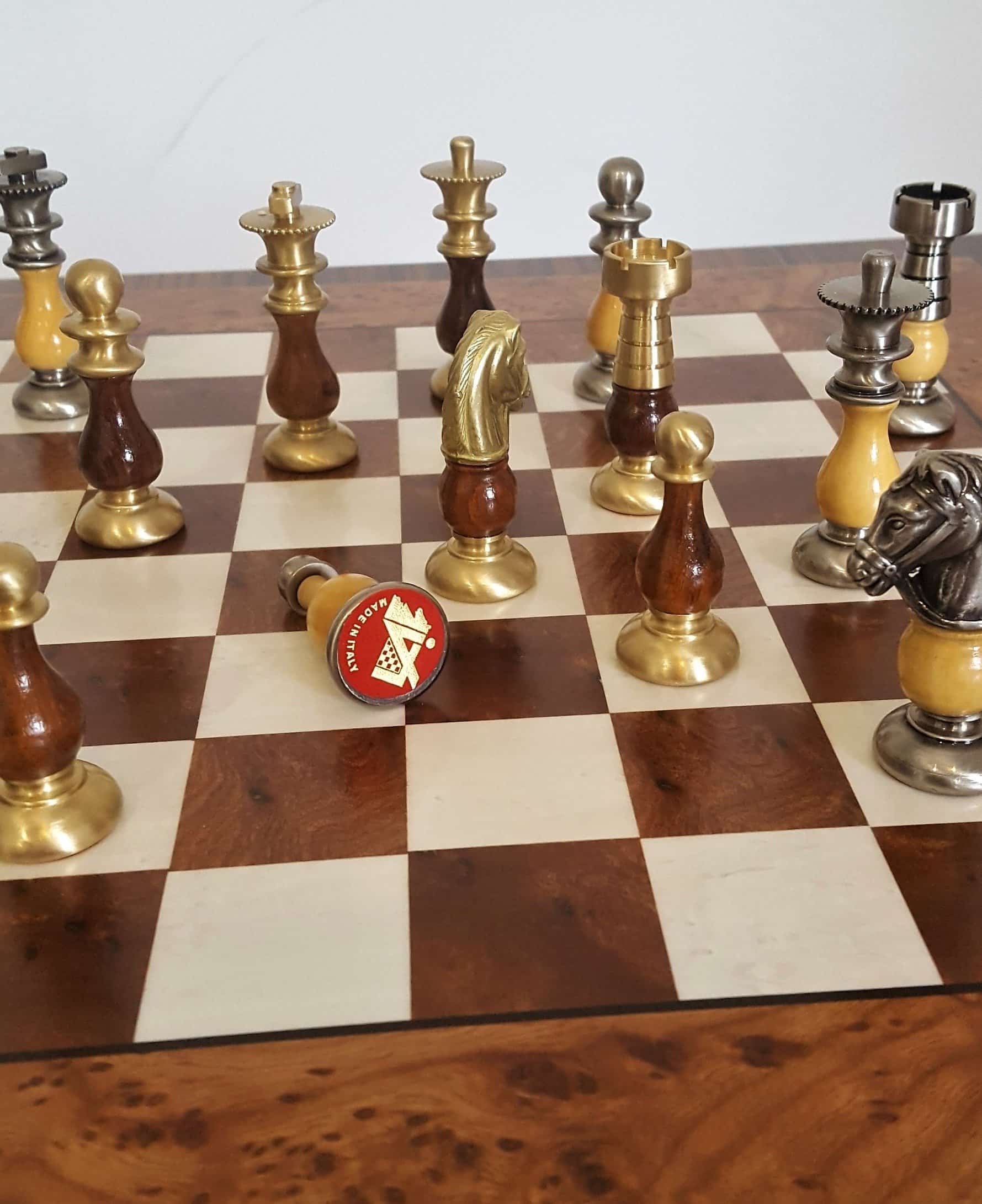 Französisches Set III Schachbrett aus Ulmen- und Heideholz & Schachspiel aus Holz und Messing – Bild 3