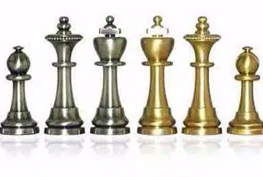Set "Staunton Leder" Schachbrett aus echtem Leder & Schachspiel aus massivem Messing