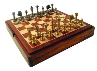 Staunton"-Set Schachbrett aus vergoldetem Rosenholz mit integrierter Aufbewahrung & Schachspiel aus Messing