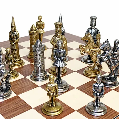 Schachfiguren Camelot König Arthur I aufgestellt auf dem Schachbrett aus Rosenholz