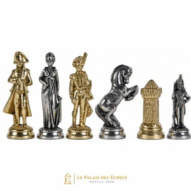 Schachfiguren im napoleonischen Stil, goldene und silberne Ausführung