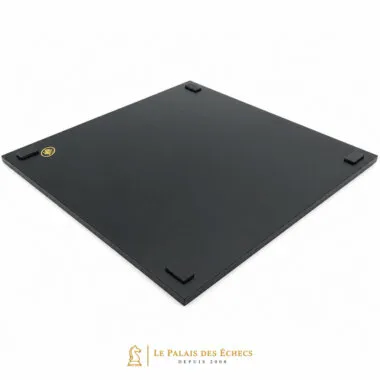 Großes Schachbrett aus schwarz lackiertem Holz, Rückansicht mit dezentem Logo