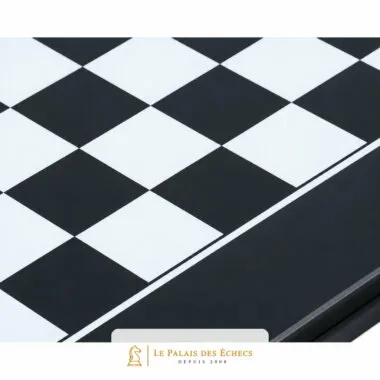 Großes Schachbrett aus schwarz lackiertem Holz, Zoom auf die schwarzen und weißen Felder